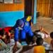 Dari Dermaga ke Rumah Baca, Bhabinkamtibmas Kampung Enggros Tanamkan Semangat Literasi bagi Anak-Anak