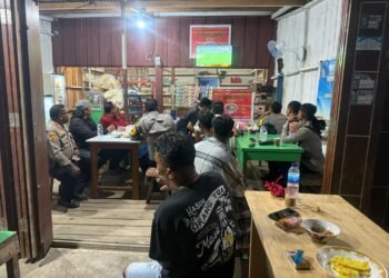 Jalin Keakraban dengan Warga, Polsek Arso Timur Gelar NGOPI dan Nobar Bersama Masyarakat Kampung Pitewi