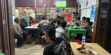 Jalin Keakraban dengan Warga, Polsek Arso Timur Gelar NGOPI dan Nobar Bersama Masyarakat Kampung Pitewi