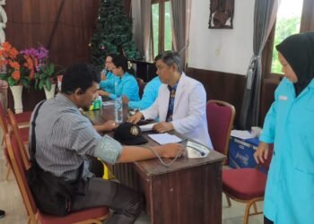 ‎Satlantas Polres Mamberamo Tengah Gelar Strong Point Pagi, Berikan Teguran Humanis kepada Pengendara