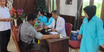 ‎Satlantas Polres Mamberamo Tengah Gelar Strong Point Pagi, Berikan Teguran Humanis kepada Pengendara