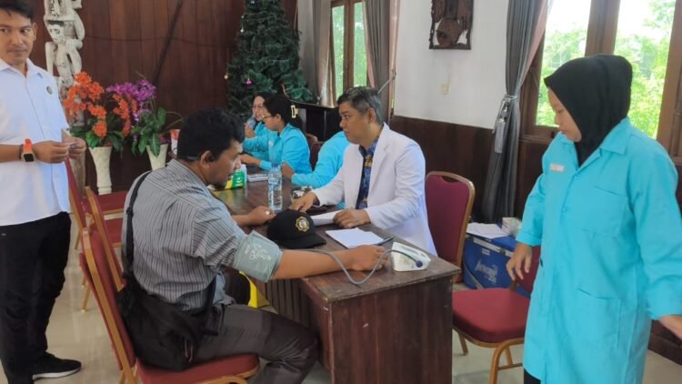 Satlantas Polres Mamberamo Tengah Gelar Strong Point Pagi, Berikan Teguran Humanis kepada Pengendara