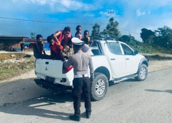 ‎Satlantas Polres Mamberamo Tengah Gelar Strong Point Pagi, Berikan Teguran Humanis kepada Pengendara