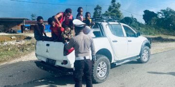 ‎Satlantas Polres Mamberamo Tengah Gelar Strong Point Pagi, Berikan Teguran Humanis kepada Pengendara