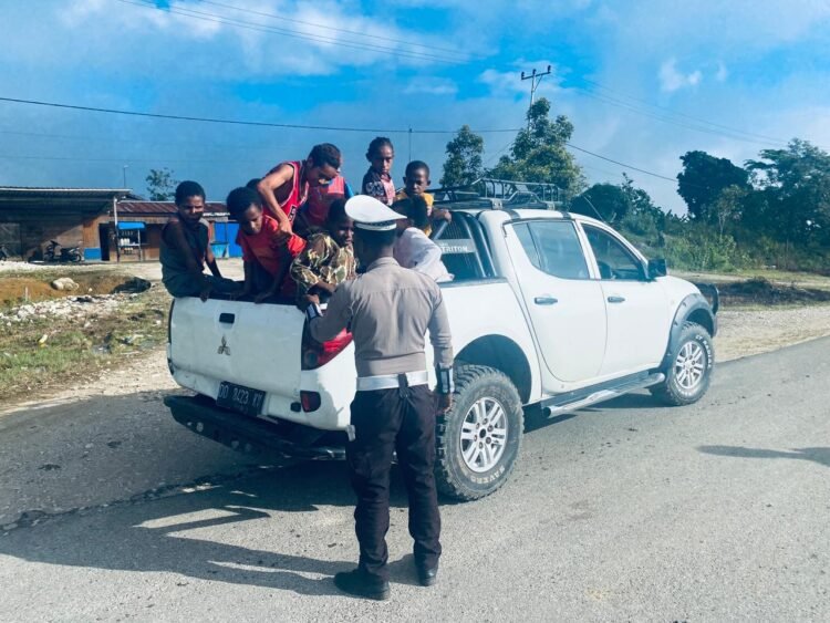 ‎Satlantas Polres Mamberamo Tengah Gelar Strong Point Pagi, Berikan Teguran Humanis kepada Pengendara