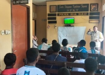 Bangun Kedekatan dengan Warga, Polsek Biak Barat Gelar Nobar Piala Dunia