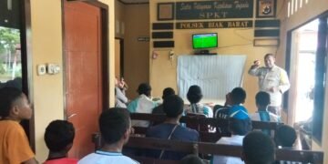 Bangun Kedekatan dengan Warga, Polsek Biak Barat Gelar Nobar Piala Dunia