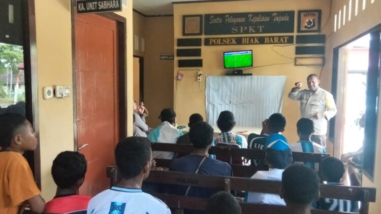 Bangun Kedekatan dengan Warga, Polsek Biak Barat Gelar Nobar Piala Dunia