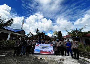 Wujud Toleransi dan Kepedulian, Polres Sarmi Bersihkan Gereja Santo Antonius Jelang HUT Bhayangkara ke-80