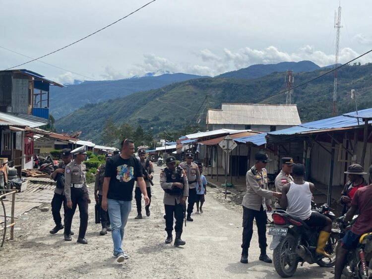 Hadir Beri Rasa Aman, Polres Tolikara Amankan Ibadah Minggu dan Gelar Patroli Kota Karubaga