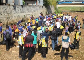Wakapolda Papua Bersama Wamendagri dan Forkopimda Ikuti Kerja Bakti di Sungai Anafre dan Taman Kota Jayapura