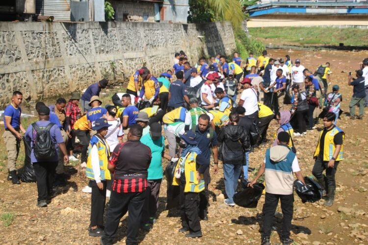 Wakapolda Papua Bersama Wamendagri dan Forkopimda Ikuti Kerja Bakti di Sungai Anafre dan Taman Kota Jayapura