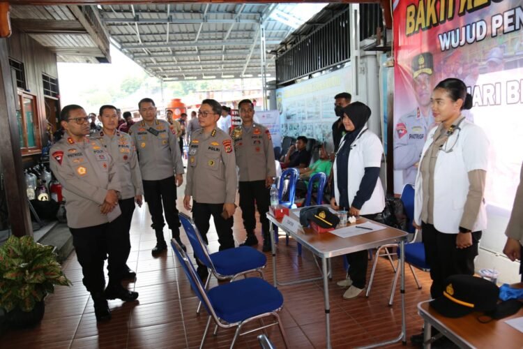 Hari Bhayangkara ke-80, Polda Papua Layani Ratusan Warga melalui Bakti Kesehatan dan Bantuan Sosial