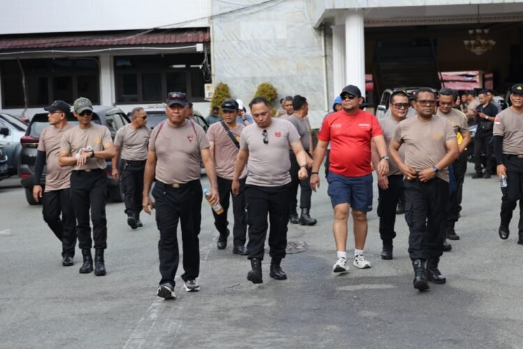‎Kapolda Papua Pimpin Jalan Santai, Tekankan Pentingnya Kebugaran untuk Mendukung Tugas Kepolisian