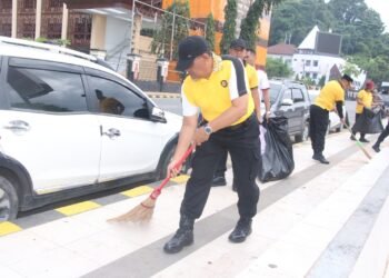 Jelang Hari Bhayangkara ke-80, Polda Papua Bersihkan Pantai Kupang Lewat Gerakan Indonesia Asri