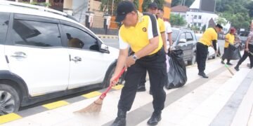 Jelang Hari Bhayangkara ke-80, Polda Papua Bersihkan Pantai Kupang Lewat Gerakan Indonesia Asri