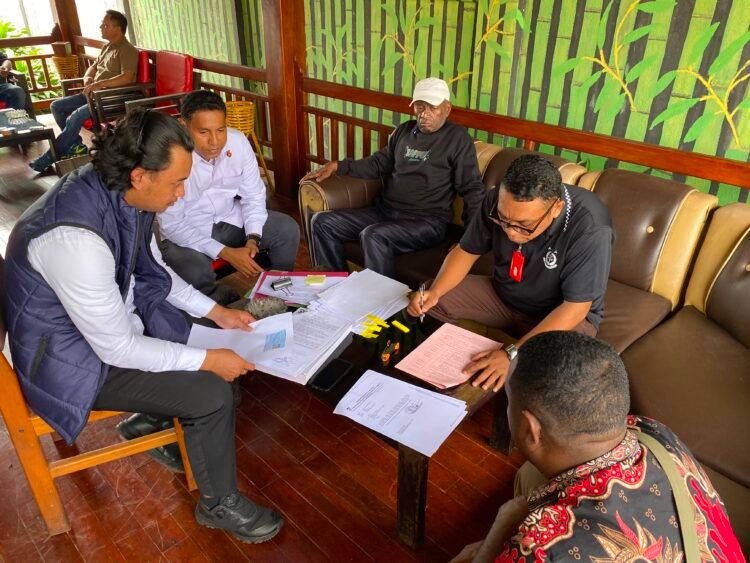 Subdit III Tipidkor Polda Papua Serahkan Dua Tersangka Dugaan Korupsi Anggaran Diklat PIM Waropen ke Kejati Papua