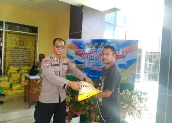 Momentum Hari Bhayangkara ke-80, Biro SDM Polda Papua Bagikan Beras SPHP 