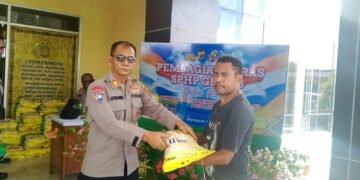 Momentum Hari Bhayangkara ke-80, Biro SDM Polda Papua Bagikan Beras SPHP 