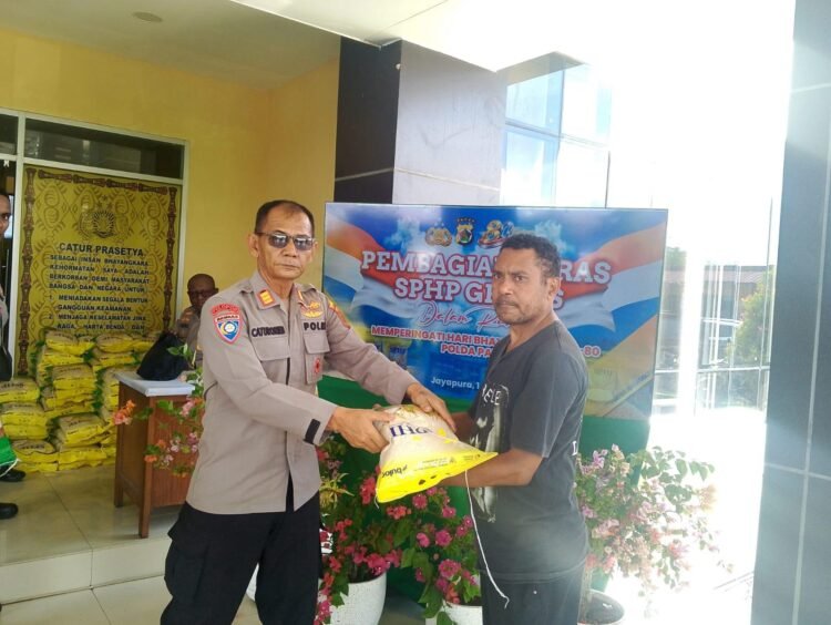 Momentum Hari Bhayangkara ke-80, Biro SDM Polda Papua Bagikan Beras SPHP