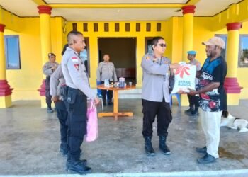 Wakapolres Mamberamo Tengah Salurkan Bantuan Sembako kepada Tokoh Pemuda di Kobakma