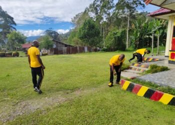 Budayakan Kebersihan dan Disiplin, Personel Polsek Bokondini Gelar Aksi Bersih Mako