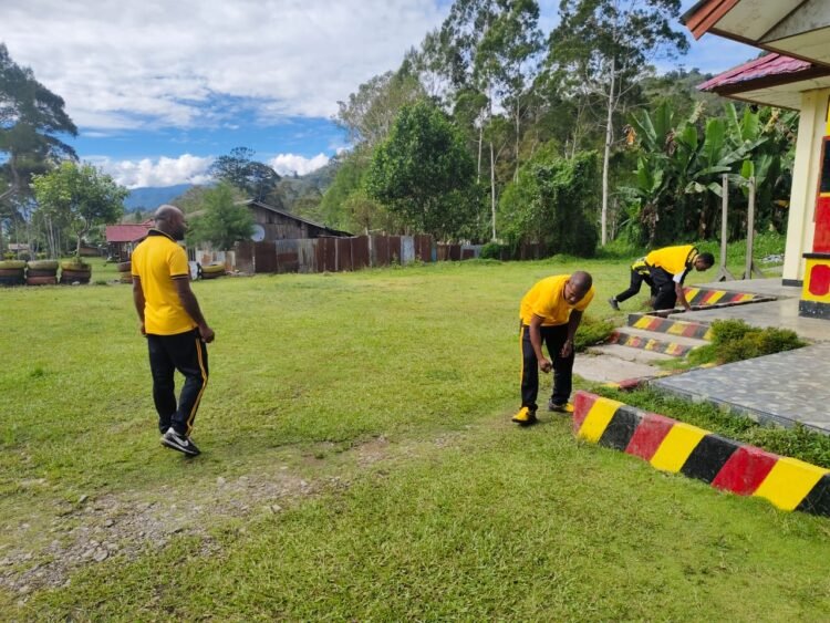 Budayakan Kebersihan dan Disiplin, Personel Polsek Bokondini Gelar Aksi Bersih Mako