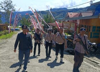 Minggu Pagi, Polisi di Tolikara Gelar Patroli Humanis dan Sapa Warga yang Hendak Beribadah