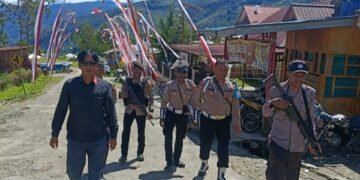Minggu Pagi, Polisi di Tolikara Gelar Patroli Humanis dan Sapa Warga yang Hendak Beribadah
