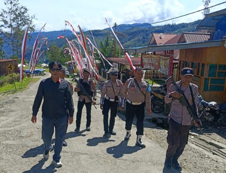 Minggu Pagi, Polisi di Tolikara Gelar Patroli Humanis dan Sapa Warga yang Hendak Beribadah