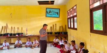 Tanamkan Jiwa Nasionalisme Sejak Dini, Polsek Asiki Berikan Wawasan Kebangsaan kepada Peserta MPLS dan Intensifkan Patroli Kamtibmas