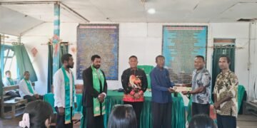 Peduli Sarana Ibadah, Polsek Bonggo Serahkan Bantuan kepada Panitia Pembangunan Gereja