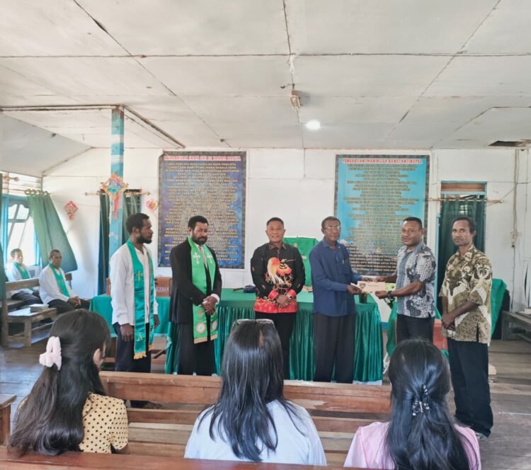 Peduli Sarana Ibadah, Polsek Bonggo Serahkan Bantuan kepada Panitia Pembangunan Gereja