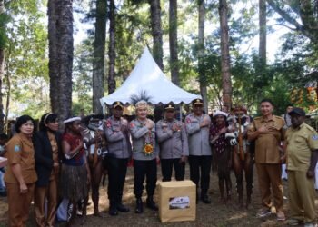 Polri Dukung Generasi Emas Papua, Astamaops Kapolri Salurkan Bantuan Pendidikan di Wesaput