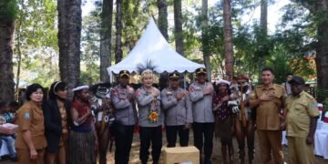 Polri Dukung Generasi Emas Papua, Astamaops Kapolri Salurkan Bantuan Pendidikan di Wesaput