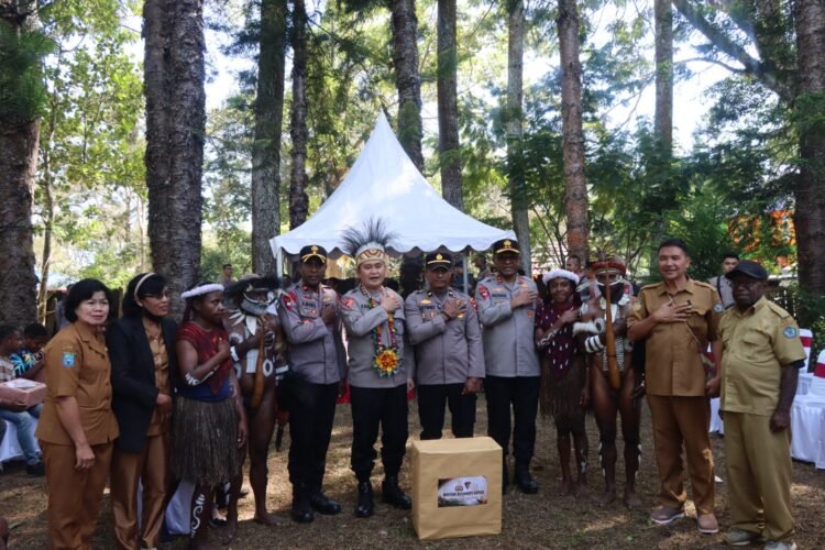 Polri Dukung Generasi Emas Papua, Astamaops Kapolri Salurkan Bantuan Pendidikan di Wesaput