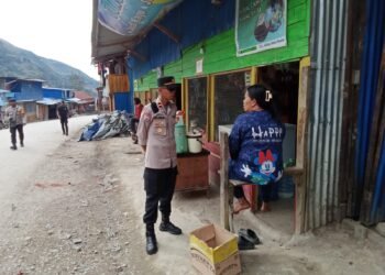 Patroli Humanis Polres Tolikara Perkuat Rasa Aman Masyarakat di Kota Karubaga