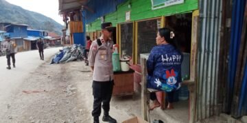 Patroli Humanis Polres Tolikara Perkuat Rasa Aman Masyarakat di Kota Karubaga