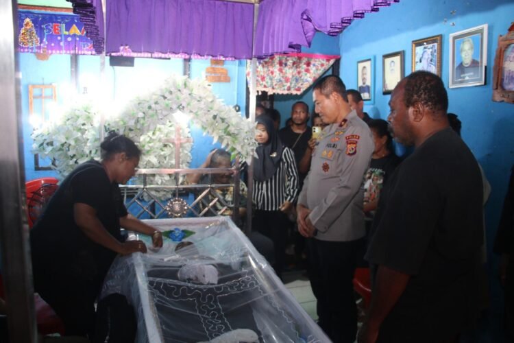 Ungkapan Duka Keluarga Besar Polda Papua, Wakapolda Melayat ke Rumah Duka Brigpol Fredy Lukas Awe