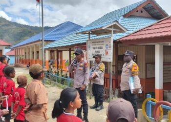 Sat Binmas Polres Tolikara Tanamkan Semangat Literasi kepada Pelajar melalui Program Door to Door System