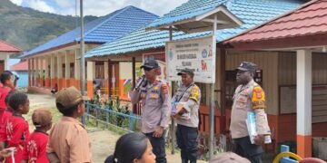 Sat Binmas Polres Tolikara Tanamkan Semangat Literasi kepada Pelajar melalui Program Door to Door System