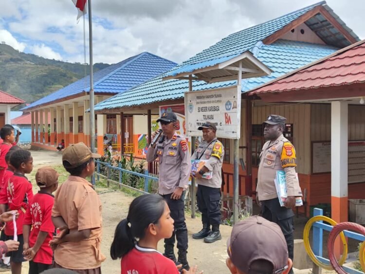 Sat Binmas Polres Tolikara Tanamkan Semangat Literasi kepada Pelajar melalui Program Door to Door System
