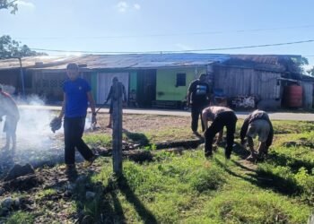 Sambut HUT ke-81 RI, Satpolairud Polres Sarmi Bersama Nelayan Nusantara Bersihkan Pantai Kali Bagre