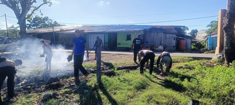 Sambut HUT ke-81 RI, Satpolairud Polres Sarmi Bersama Nelayan Nusantara Bersihkan Pantai Kali Bagre