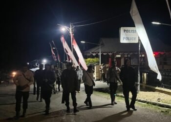 Sambut HUT ke-81 RI, Satpolairud Polres Sarmi Bersama Nelayan Nusantara Bersihkan Pantai Kali Bagre