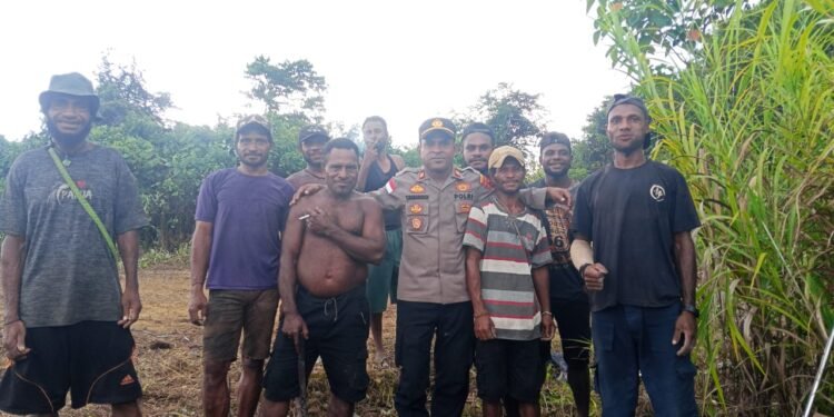 Kapolsek Senggi Perkuat Kemitraan dengan Warga, Ajak Masyarakat Jaga Kamtibmas Melalui Gotong Royong