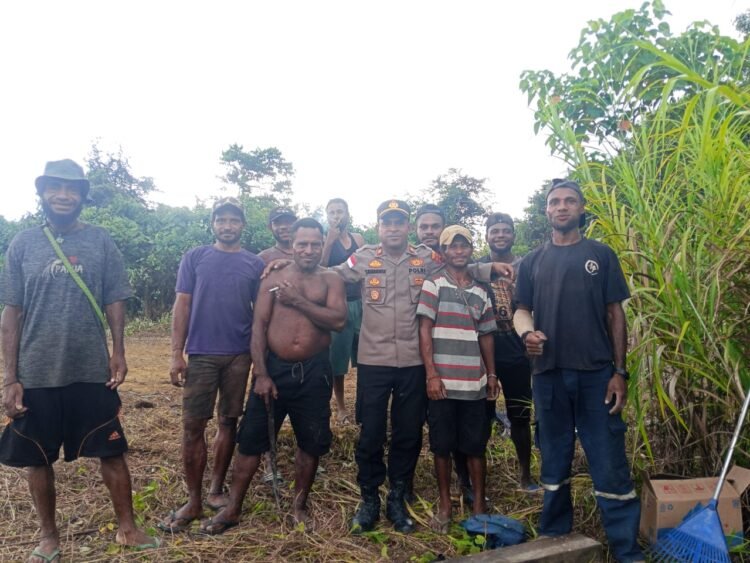 Kapolsek Senggi Perkuat Kemitraan dengan Warga, Ajak Masyarakat Jaga Kamtibmas Melalui Gotong Royong