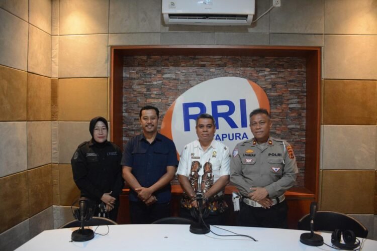 Dialog Interaktif Polisi Menyapa, Polda Papua Ajak Warga Taat Administrasi Kendaraan dan Pajak