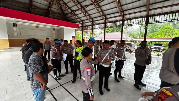 Sipropam Polres Sarmi Rutin Periksa Kelengkapan Administrasi Personel, Tingkatkan Disiplin dan Profesionalisme Anggota