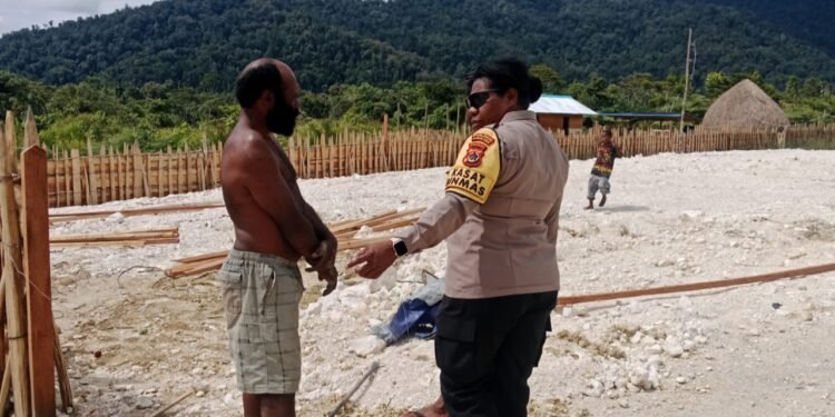Polri Hadir untuk Sesama, Sat Binmas Polres Mamberamo Tengah Berikan Dukungan Untuk Gereja Katolik Santo Yusuf